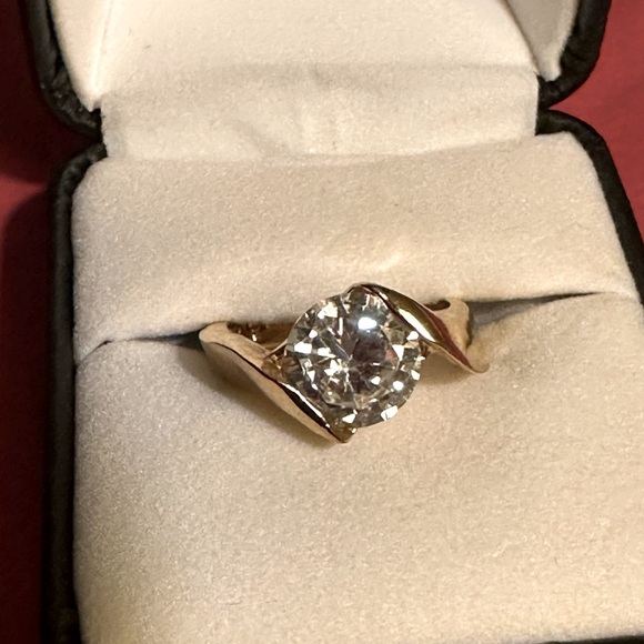 Goldtone 2 ct Cubic Zirconia ring - size 6 - Picture 1 of 7